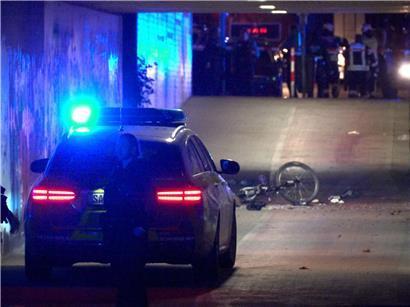 Polizei und Feuerwehr im Einsatz bei Einsatz an Unterführung mit Einsatzfahrzeugen und Einsatzkräften vor Ort