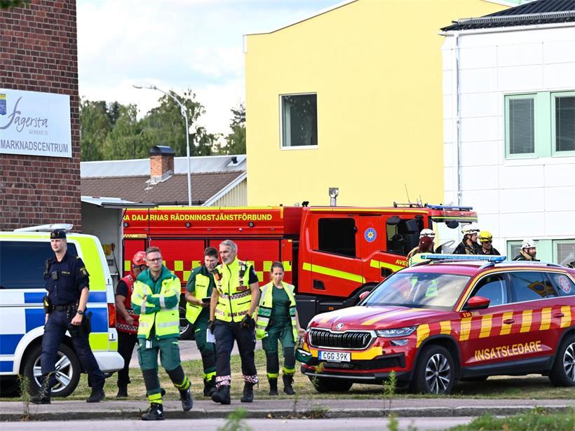 Polizei und Rettungskräfte im Einsatz vor der Brinellskolan