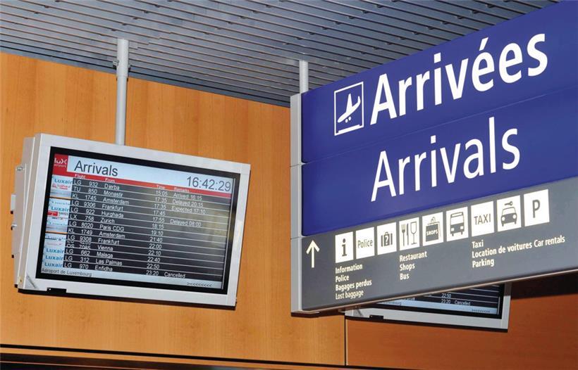 Polizei und Zoll kontrollierten zwei Flüge aus Athen: Mehrere Reisende waren mit gefälschten Papieren unterwegs
