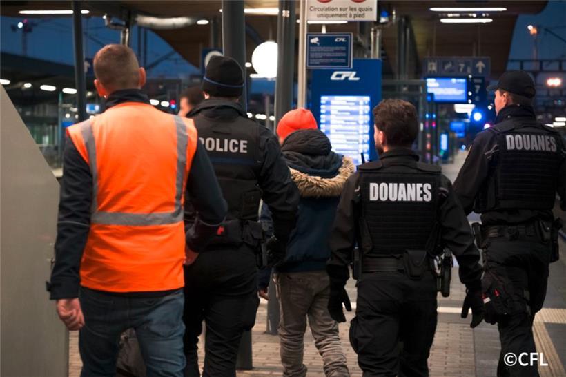 Polizei- und Zollbeamte nahmen bei einer Kontrolle am Hauptbahnhof am Mittwochmorgen zwei Personen fest
