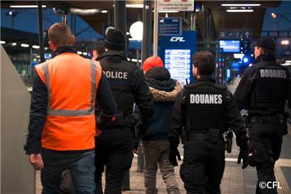 Polizei- und Zollbeamte nahmen bei einer Kontrolle am Hauptbahnhof am Mittwochmorgen zwei Personen fest
