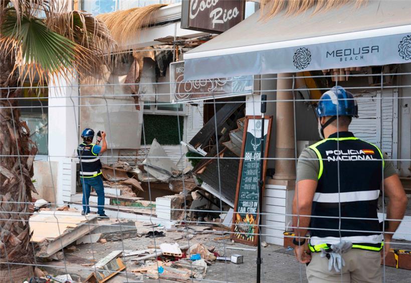 Polizeibeamte bei ihren Ermittlungen einen Tag nach dem Einsturz des zweistöckigen Strandlokals
