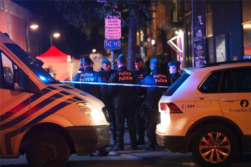 Polizeibeamte stehen am Tatort einer Messerstecherei in Brüssel, bei der ein Polizist ums Leben gekommen ist
