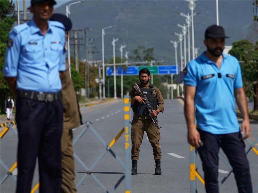 Polizeibeamte an Kontrollpunkt bewachen Barrikade zur Sicherheit vor USA-Iran Verhandlungsrunde