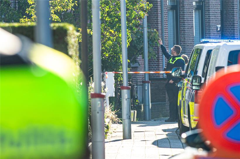 Polizeibeamte stehen im Stadtteil Merksem, wo in den frühen Morgenstunden eine Hausdurchsuchung auf illegale Waffen stattfand

