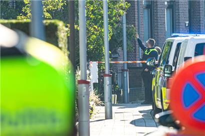Polizeibeamte stehen im Stadtteil Merksem, wo in den frühen Morgenstunden eine Hausdurchsuchung auf illegale Waffen stattfand
