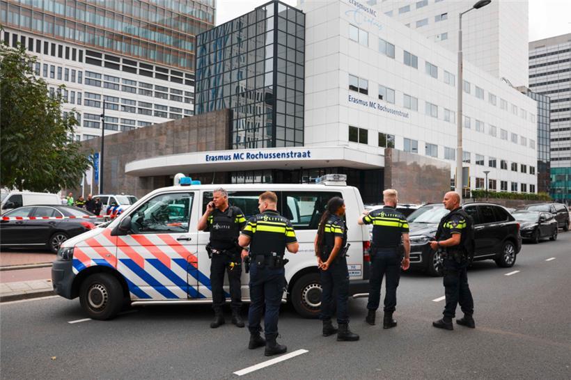 Polizeibeamte stehen vor dem Erasmus-Krankenhaus. Ein unbekannter Täter hat in Rotterdam an zwei Orten auf Menschen geschossen, in einer Wohnung und einem Krankenhaus.
