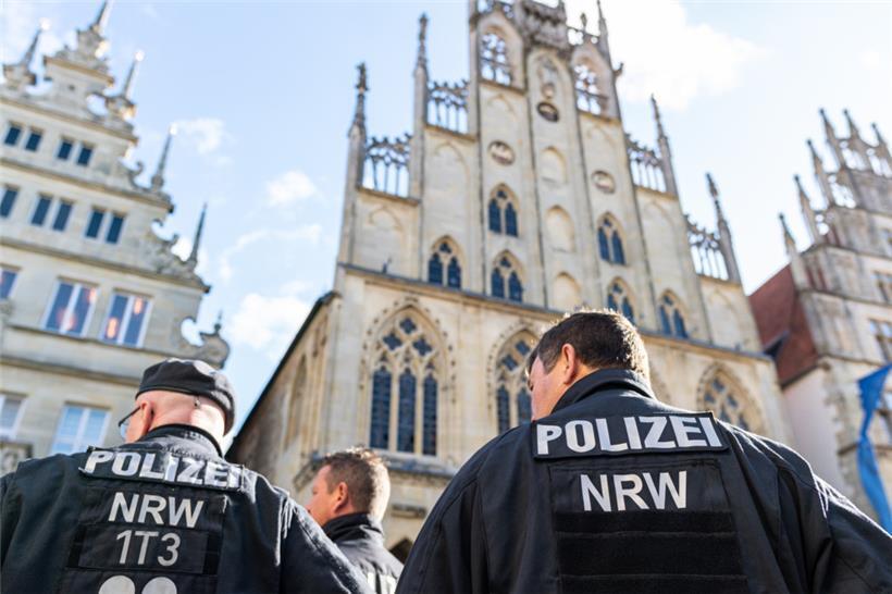 Polizeibeamte stehen vor dem historischen Rathaus in Münster, in dem sich die Teilnehmer des G7-Gipfels treffen
