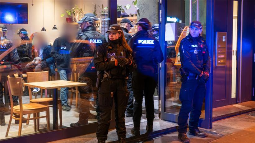 Polizeibeamte stehen vor einem Lokal in Ettelbrück
