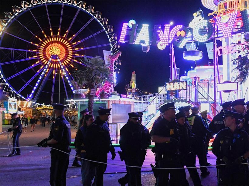 Polizeibeamte und Rettungskräfte sind an einem Unfallort im Einsatz