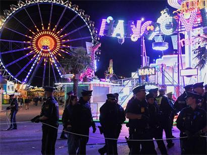 Polizeibeamte und Rettungskräfte sind an einem Unfallort im Einsatz