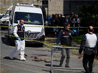 Polizeibeamte versammeln sich am 7. April 2026 nach Schießerei vor israelischem Konsulat in Istanbul