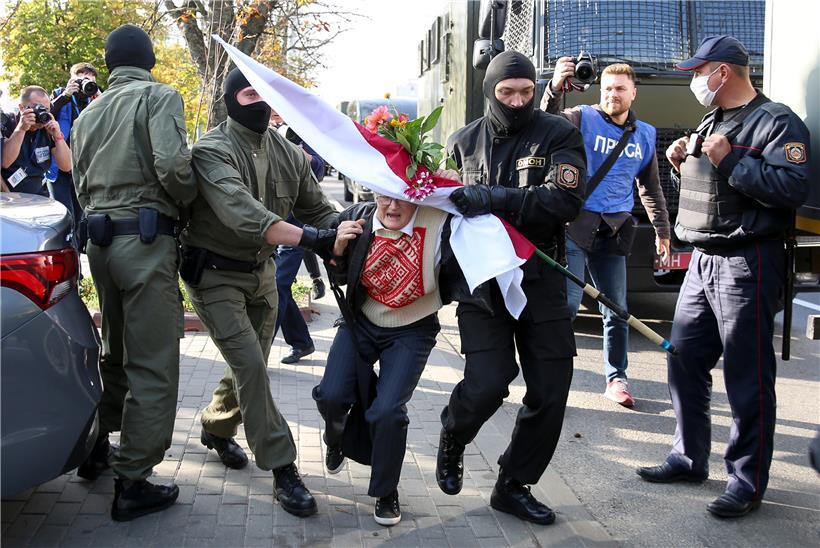 Polizeibeamte versuchen Nina Bahinskaya, eine 73 Jahre alte Frau, am Rande einer Demonstration gegen die Wahlergebnisse in Belarus wegzutragen. Trotz Gewaltandrohung durch die Polizei in Belarus (Weißrussland) haben sich Frauen in Minsk zu einem neuen Protestmarsch gegen Staatschef Lukaschenko versammelt.
