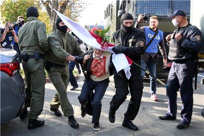 Polizeibeamte versuchen Nina Bahinskaya, eine 73 Jahre alte Frau, am Rande einer Demonstration gegen die Wahlergebnisse in Belarus wegzutragen. Trotz Gewaltandrohung durch die Polizei in Belarus (Weißrussland) haben sich Frauen in Minsk zu einem neuen Protestmarsch gegen Staatschef Lukaschenko versammelt.
