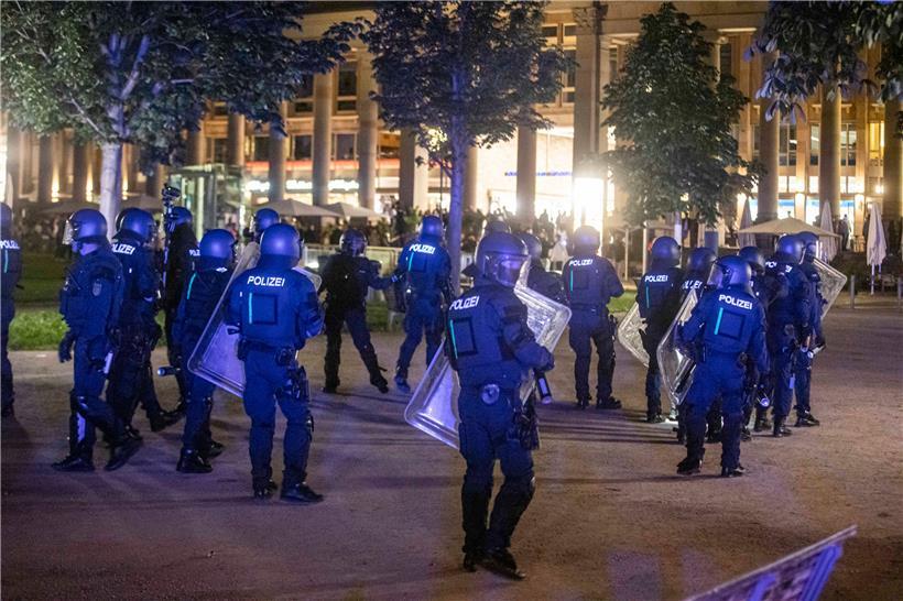 Polizeieinheiten sammeln sich, um gegen Randalierer vorzugehen. Bei Auseinandersetzungen mit der Polizei haben dutzende gewalttätige Kleingruppen die Innenstadt verwüstet und mehrere Beamte verletzt.
