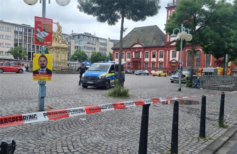 Polizeieinkräfte haben am Freitagnachmittag den Marktplatz abgesperrt, nachdem dort ein Messerangriff stattgefunden hat
