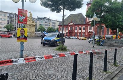 Polizeieinkräfte haben am Freitagnachmittag den Marktplatz abgesperrt, nachdem dort ein Messerangriff stattgefunden hat

