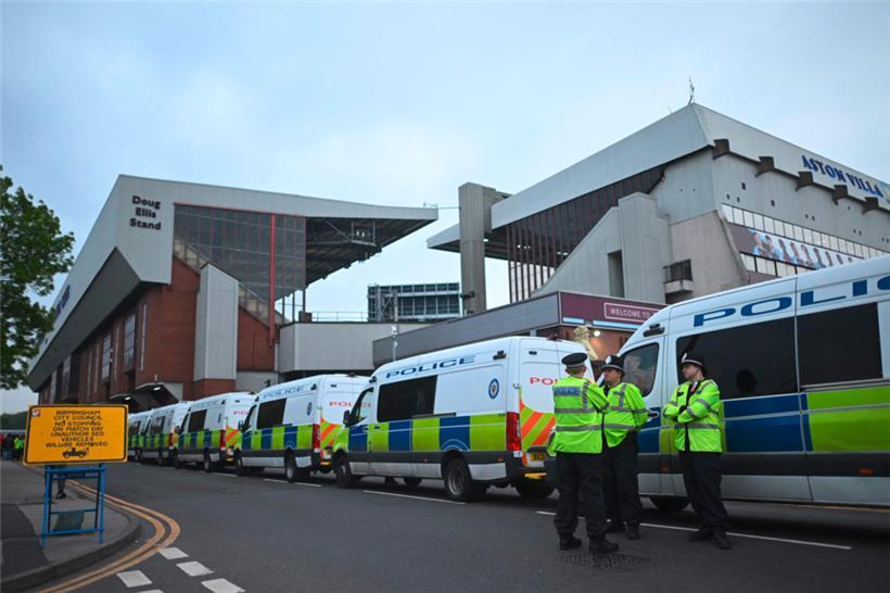 Polizeifahrzeuge stehen vor dem Stadion von  Aston Villa: Der britische Premier Keir Starmer kritisiert den Ausschluss von israelischen Fans vom Spiel gegen Maccabi Tel Aviv
