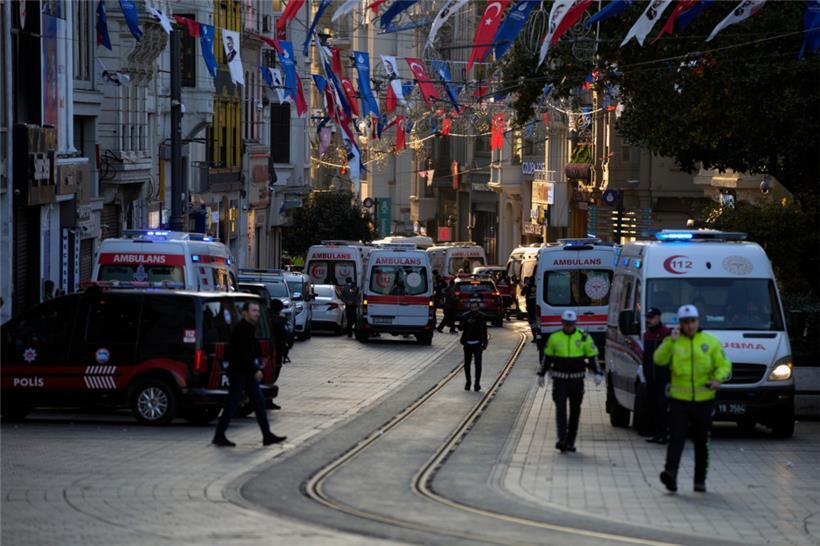 Polizeifahrzeuge und Krankenwagen stehen am Ort der Explosion auf der beliebten Fußgängerzone Istiklal 
