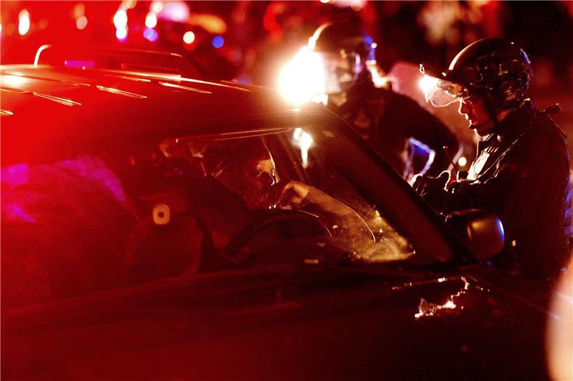 Polizeikontrolle am Rande einer Demo: In Portland finden seit mehr als hundert Tagen Proteste statt
