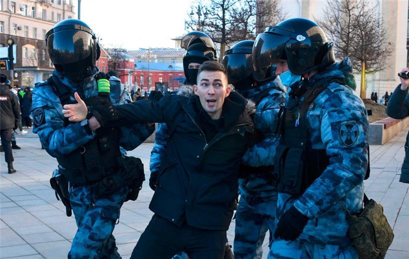 Polizeikräfte nehmen am Sonntag einen Mann während einer Friedensdemonstration im Zentrum Moskaus fest
