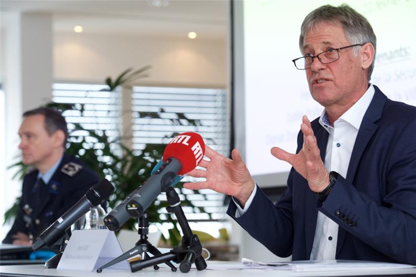 Polizeiminister Henri Kox („déi gréng“) auf der Pressekonferenz am Dienstag
