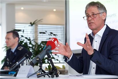 Polizeiminister Henri Kox („déi gréng“) auf der Pressekonferenz am Dienstag
