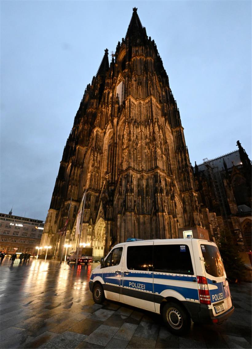 Polizeipräsenz am Eingang des Kölner Doms 
