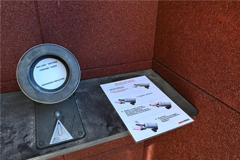 Polizeirekruten werden in Prinzipien der Deeskalation geschult, aber auch im praktischen und theoretischen Umgang mit Feuerwaffen
