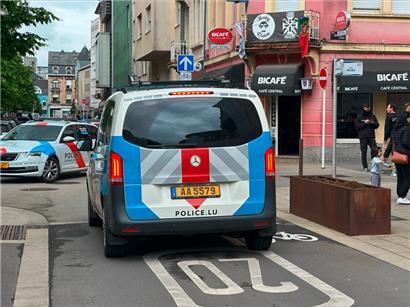 Polizeiwagen vor dem Café Central in Esch
