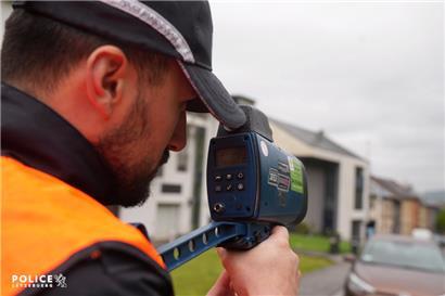Polizist mit Radargerät
