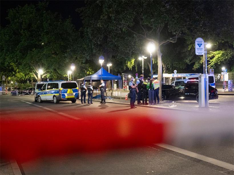 Polizisten arbeiten an einem Tatort auf dem Parkplatz vor dem Bahnhof Zoologischer Garten