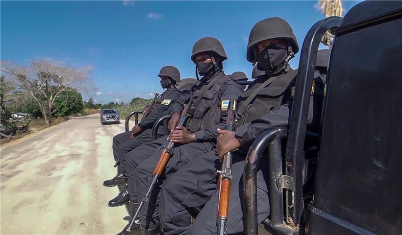 Polizisten aus dem Ruanda patrouilléieren an der Géigend vum Hotel Amarula Palma an der Provënz Cabo Delgado. Ruandesch Truppen hunn de mosambikesche schnell zu Victoirë géint islamisch Extremiste verhollef, déi a Cabo Delgado an Ëmgéigend zu enger humanitärer Noutlag gefouert hunn.
