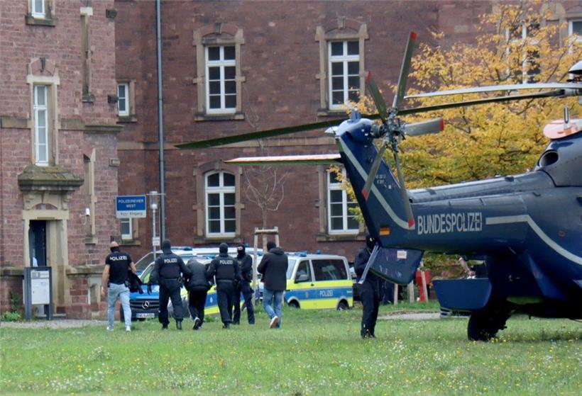 Polizisten bringen den in Bernau bei Berlin festgenommenen mutmaßlichen IS-Unterstützer zur Haftvorführung
