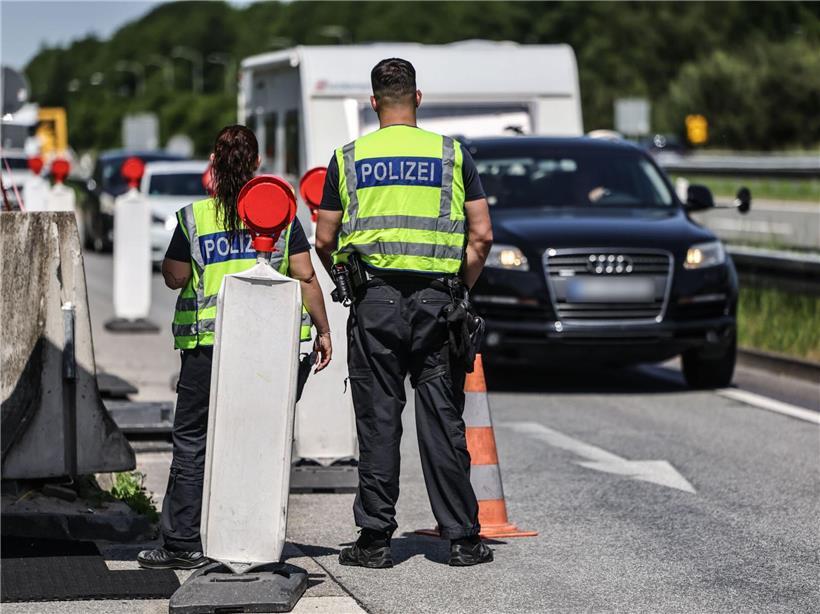 Bundespolizei kontrolliert Verkehr am deutsch-niederländischen Grenzübergang zur Sicherheit und Grenzkontrolle