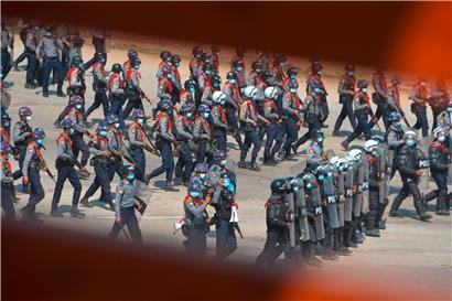 Polizisten gegen Demonstranten: Vor mehr als einem Monat, am 1. Februar, putschte in Myanmar das Militär
