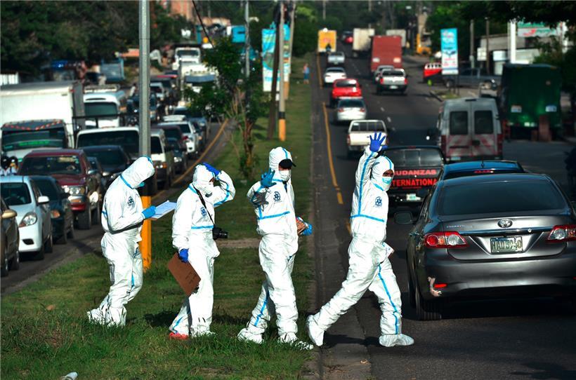 Polizisten in Honduras auf dem Weg zu einem Tatort: Die Corona-Pandemie lässt weltweit kaum jemanden unberührt
