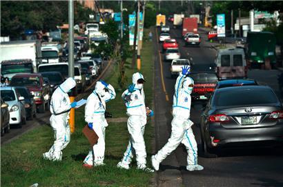 Polizisten in Honduras auf dem Weg zu einem Tatort: Die Corona-Pandemie lässt weltweit kaum jemanden unberührt
