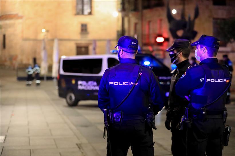 Polizisten in Salamanca kontrollieren die Einhaltung der Ausgangssperre
