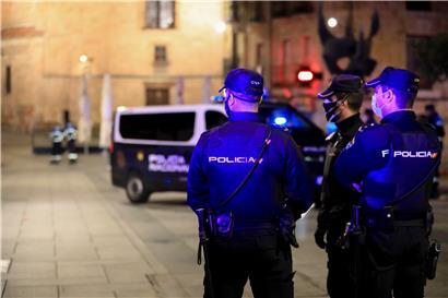 Polizisten in Salamanca kontrollieren die Einhaltung der Ausgangssperre
