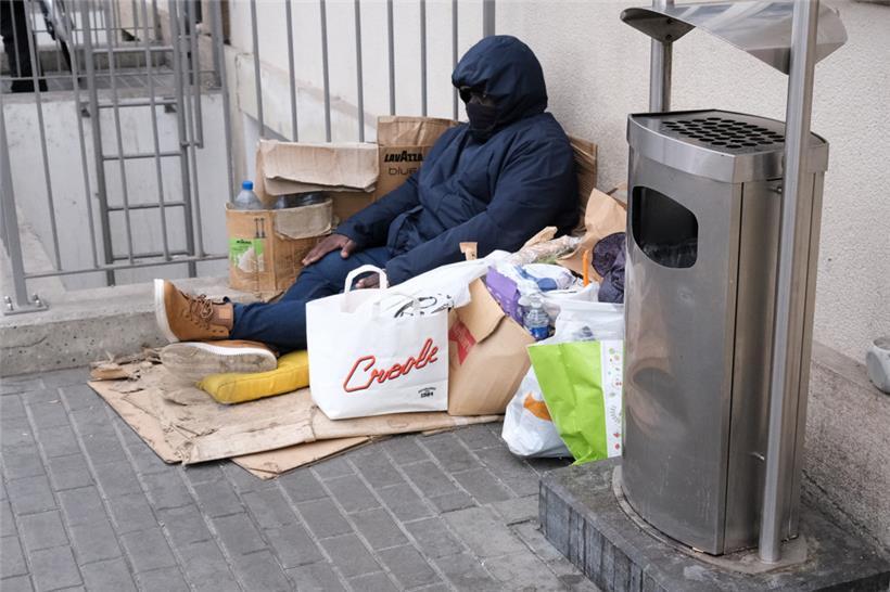 Polizisten können Bettler einen Platzverweis erteilen und sogar eine Geldstrafe verhängen
