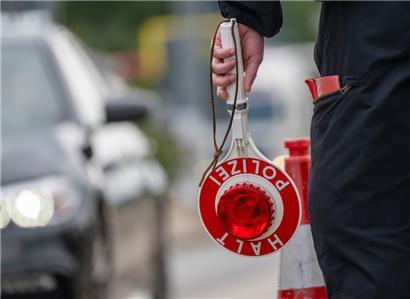 Polizisten kontrollieren an einem Grenzübergang
