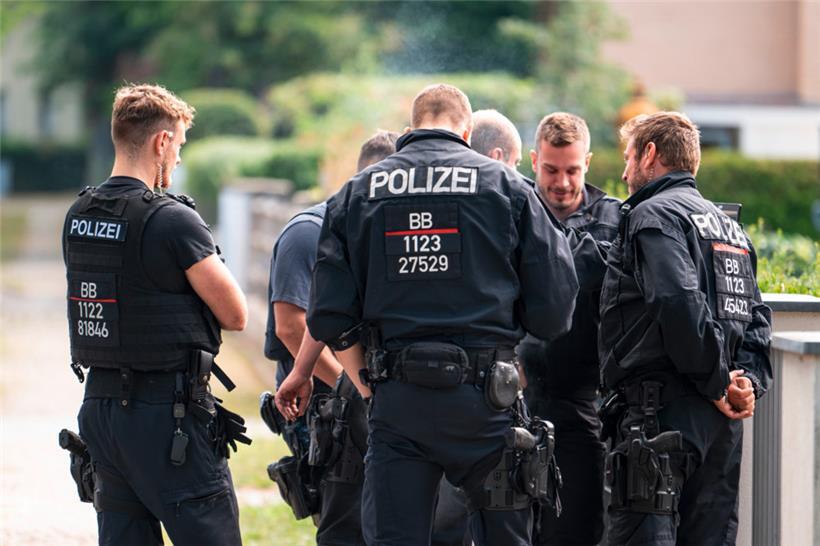 Polizisten koordinieren in Brandenburg die Suche in einem Wohngebiet in Teltow nach einem Wildtier

