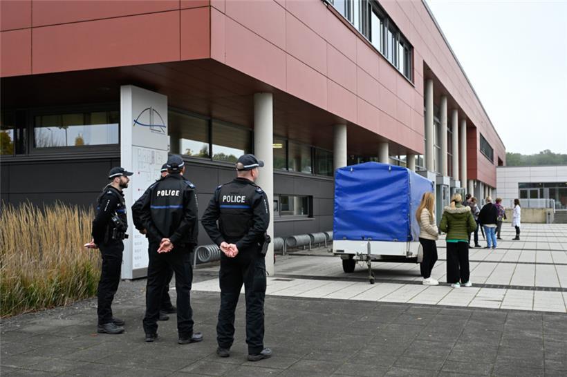 Polizisten nach dem Notfallalarm am Atert-Lycée am 15. Oktober 
