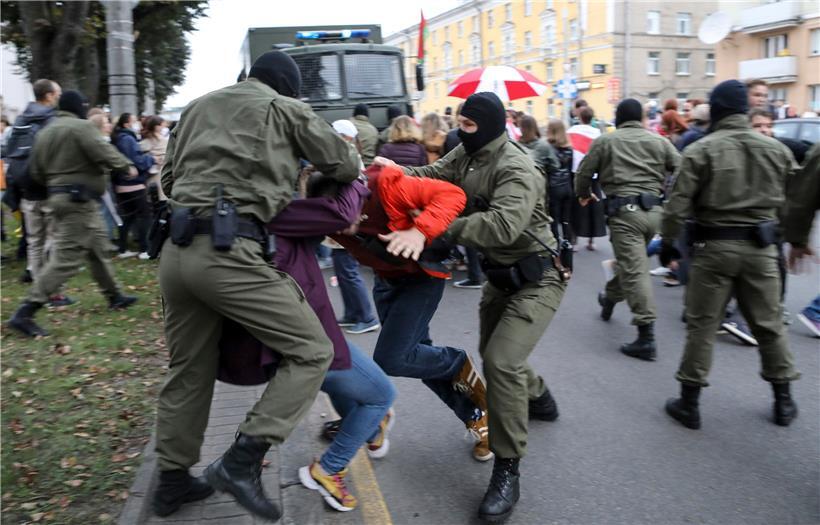 Polizisten nehmen Unterstützer der Oppositionspolitikerin Kolesnikowa bei einer Demonstration fest. Nach ihrem Verschwinden ist die bekannte Oppositionspolitikerin in Belarus (Weißrussland) dem Grenzschutz zufolge festgenommen worden.
