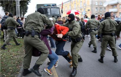 Polizisten nehmen Unterstützer der Oppositionspolitikerin Kolesnikowa bei einer Demonstration fest. Nach ihrem Verschwinden ist die bekannte Oppositionspolitikerin in Belarus (Weißrussland) dem Grenzschutz zufolge festgenommen worden.
