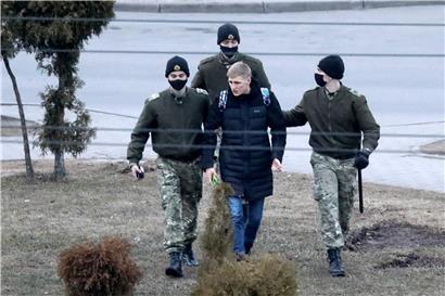 Polizisten nehmen in Minsk einen jungen Mann fest
