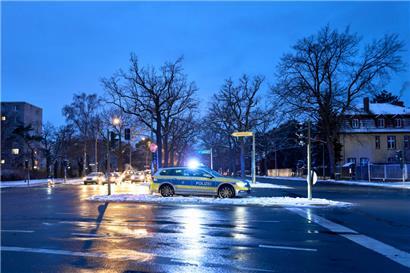 Polizisten regeln nach einem Ampelausfall infolge eines Stromausfalls den Verkehr 

