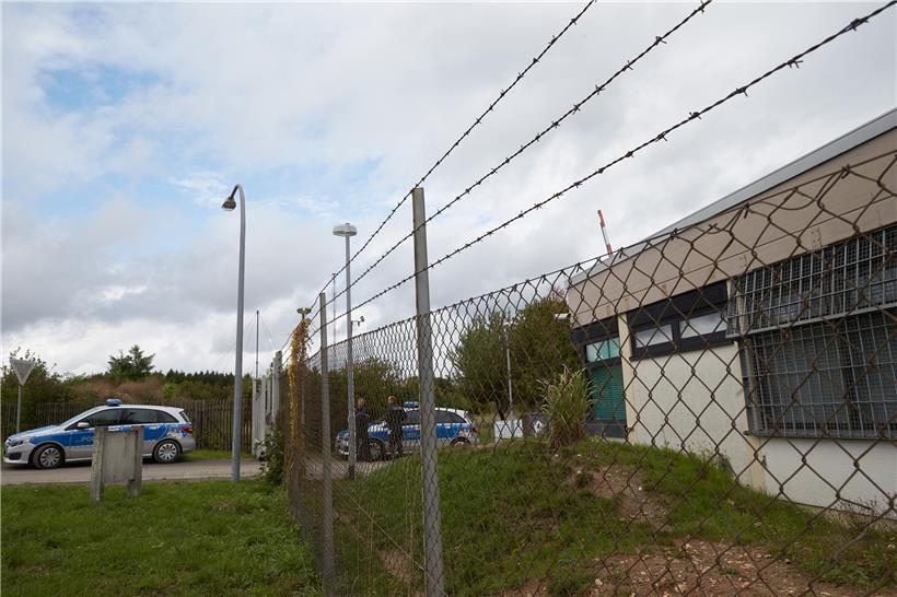 Polizisten sichern das Gelände des ehemaligen Bundeswehr-Bunkers in Traben-Trarbach. Dort wurde ein Rechenzentrum für illegale Geschäfte im Darknet ausgehoben.
