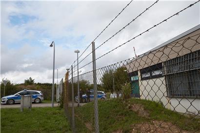 Polizisten sichern das Gelände des ehemaligen Bundeswehr-Bunkers in Traben-Trarbach. Dort wurde ein Rechenzentrum für illegale Geschäfte im Darknet ausgehoben.
